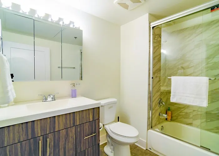 Beautiful 2br With Smart Tv, Gym Access & Parking Close To Mccormick Place, Museums & Michigan