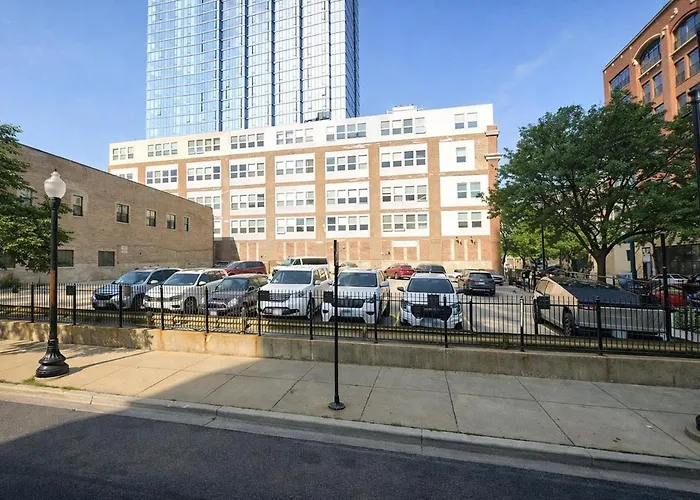 Beautiful 2br With Smart Tv, Gym Access & Parking Close To Mccormick Place, Museums & Michigan Apartamento